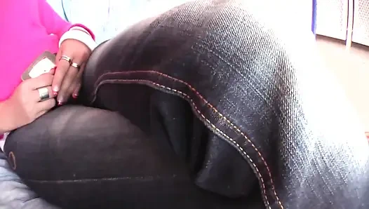 Milf brunette panas suka masturbasi sendiri