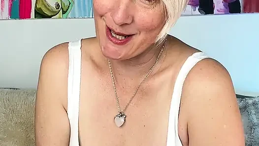 Stiefmutter hilft Stieftochter, sich am Abend vollkommen zu entspannen (WICHsanleitung)