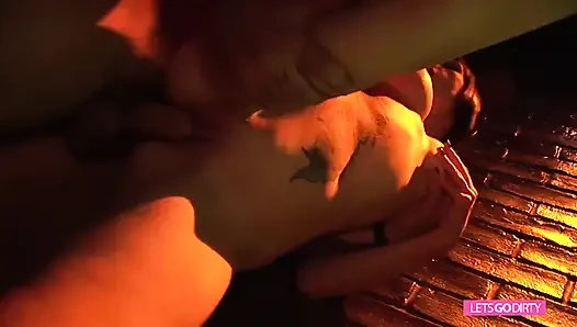 Cewek bertato dengan sepatu hak tinggi lagi asik ngentot