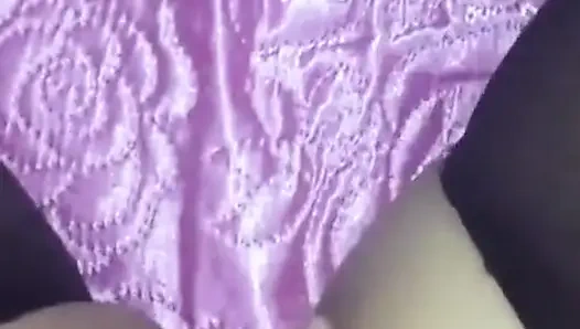 Porno-mädchen masturbiert in strumpfhosen und stöhnt in POV