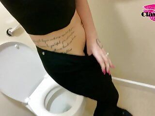 Классная записывает свою писсинг в публичных туалетах