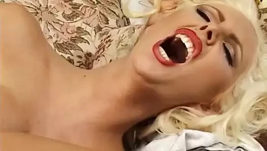 Büyük memeli sarışın orta yaşlı seksi kadın kanepede götten sikiliyor