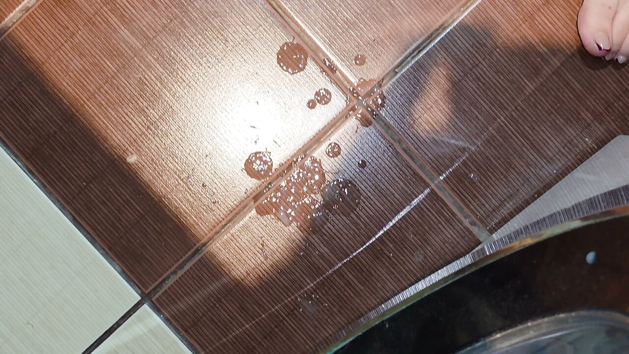 Geile echtgenoot verandert de douche van zijn vrouw in hete seks, wederzijdse masturbatie en een enorme cumshot