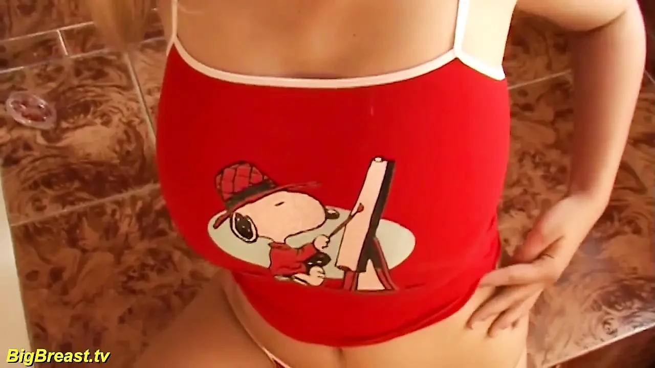 马尾辫少女弹跳她的巨乳