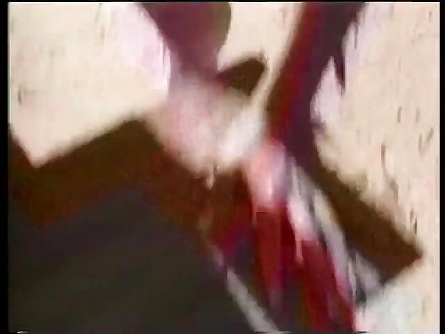 饥渴的壮男喜欢这样, 因为他的鸡巴被吮吸, 然后在户外操性感宝贝