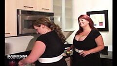 Zwei vollbusige französische BBW-Zimmermädchen werden von 5 Typen auf einer Party gefickt
