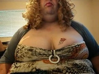 Bbw transeksüel lola shakes ona dev memeler üzerinde web kamerası