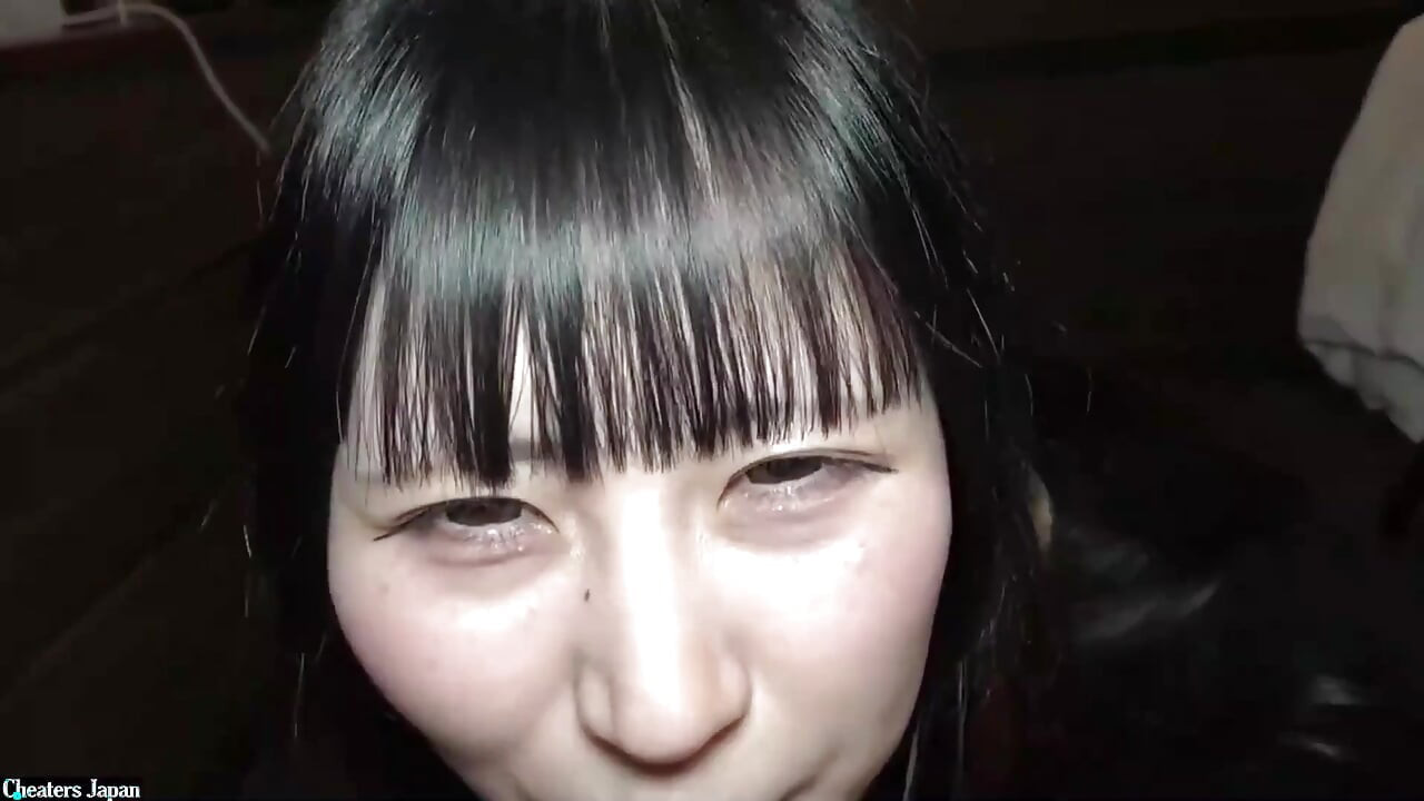 控えめで黒髪の美女の秘密の倒錯