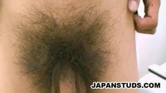 In Hideaki hattori streichelt ein japanischer Typ beim Porno gucken