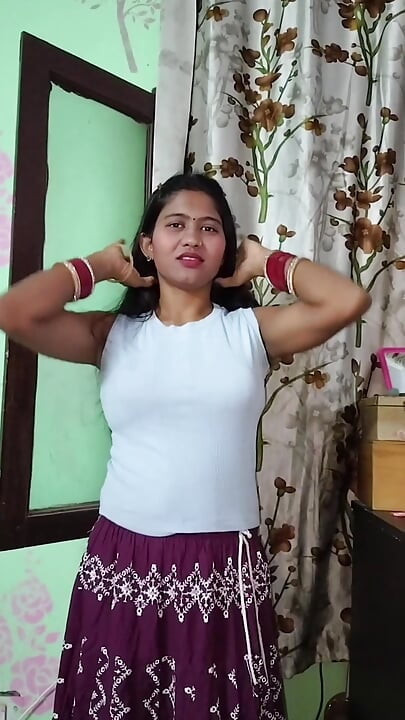 Indiana tia toma banho com esguichos enquanto é na!