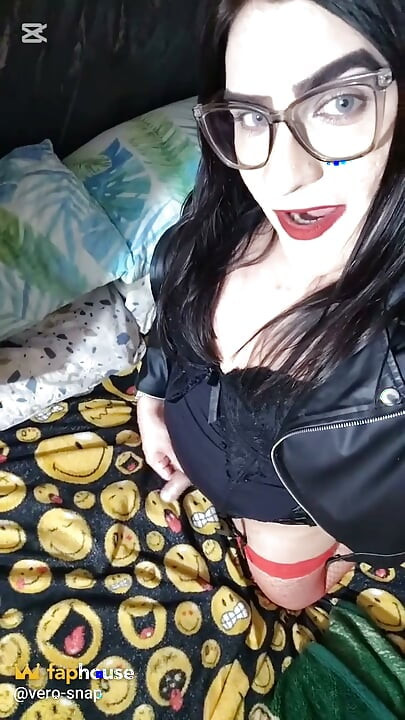 Seksi orospu oynayan bir kişi sevişmek istiyor