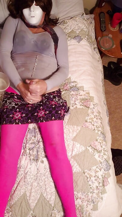 Gej Crossdresser zadirkuje u ulju, najlonkama, trikou i suknji. Nauljim se, masturbiram, sondujem kurac i svršavam.