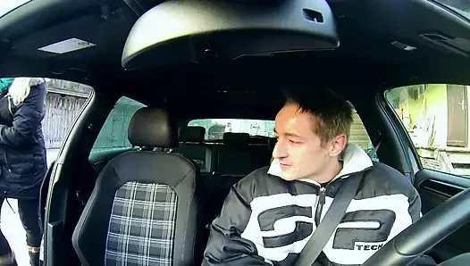 Sie ist eine blonde schätzchen aus frankreich, die gerne mit ihrer muschi gespielt wird