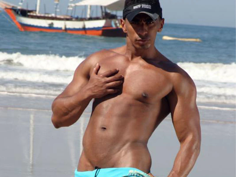 Baise sans capote sur la plage