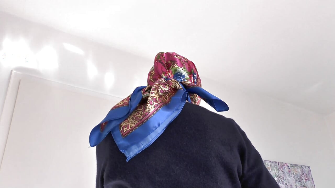 サテンのヘッドスカーフファッションショーとスカーフに射精、JOI、レディ・ヴィクトリア・ヴァレンテ