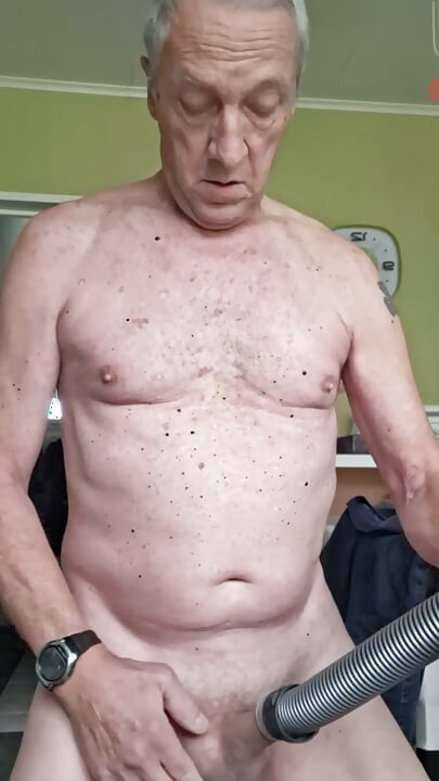 SPECTACOL EXHIBIȚIONIST CU SUGERE DE PULĂ FĂRĂ MÂINI CU ASPIRATOR ȘI EJACULARE