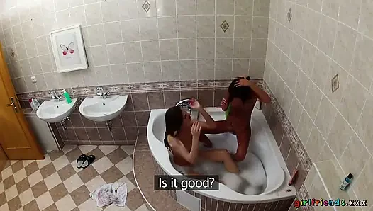 Girlfriends XXX - лесбиянки моют мокрые киски друг другу в ванне