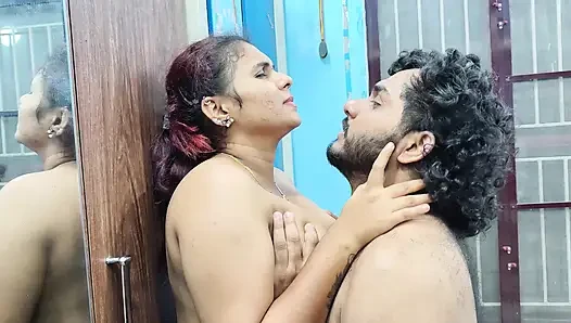 Pasangan telanjang ciuman leher lip lock dan menggosok tubuh telanjang