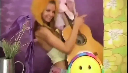 Zwei wunderbare geile teenager mit schönen titten masturbieren ihre enge muschi mit dildo