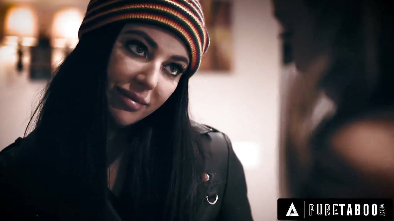 PURE TABOO La furba Paige Owens inganna la sua ragazza Whitney Wright per soddisfare il suo pervertito patrigno