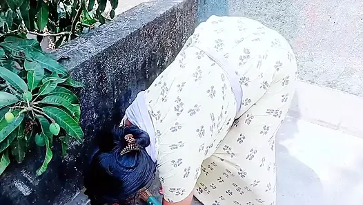 Une demi-sœur se fait baiser brutalement par son demi-frère, elle porte un sari.