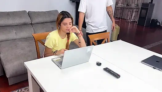 Devote erlaubt es, hart gefickt zu werden, ohne etwas zu sagen und creampie am ende in ihre Coo