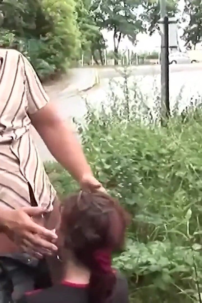 Wzbudzona mamuśka jest na seks na świeżym powietrzu