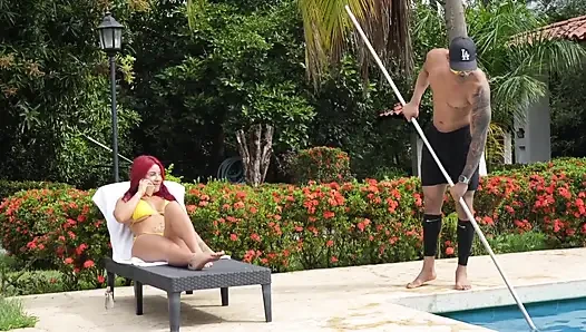 Kaslı Pisinero, Kocaman Penisli açık Havuzda Beni Seviyor