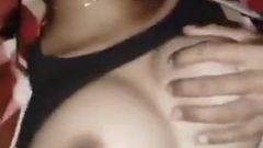Roztomilá přítelkyně ukazuje svá prsa