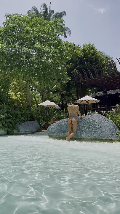 Monika Fox în bikini albastru înoată în piscină în Paradise Place