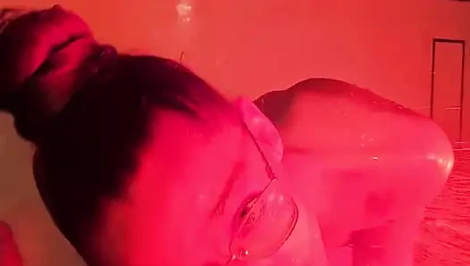 Gerçek çift duş seks kaseti - üvey babasıyla duşta ateşli amatör sikiş