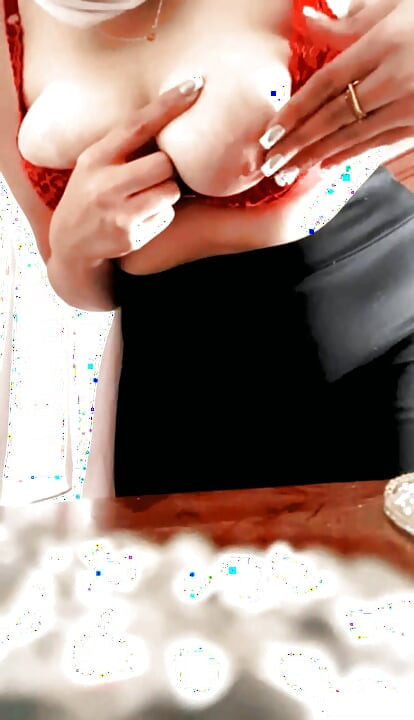 نياكا من البويرة مع حجابها في المنزل