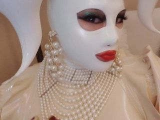 Lateksowa lalka transdollowa w kolorze białym