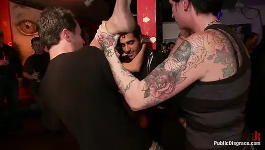 Blonder pornostar mit dicken möpsen wird in einer bar in den arsch gefickt