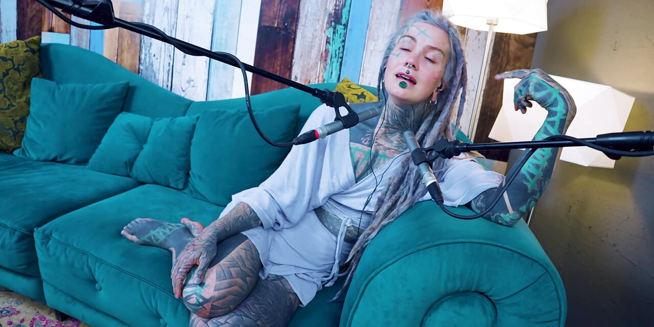 Eu falo sobre U - desconfortável - asmr podcast SFW falando gótica magrinha menina dreadlocks tatuagem modelo tatuada menina
