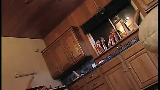 İri göğüslü genç kız ters kovboy kız rolünü oynamak istiyor