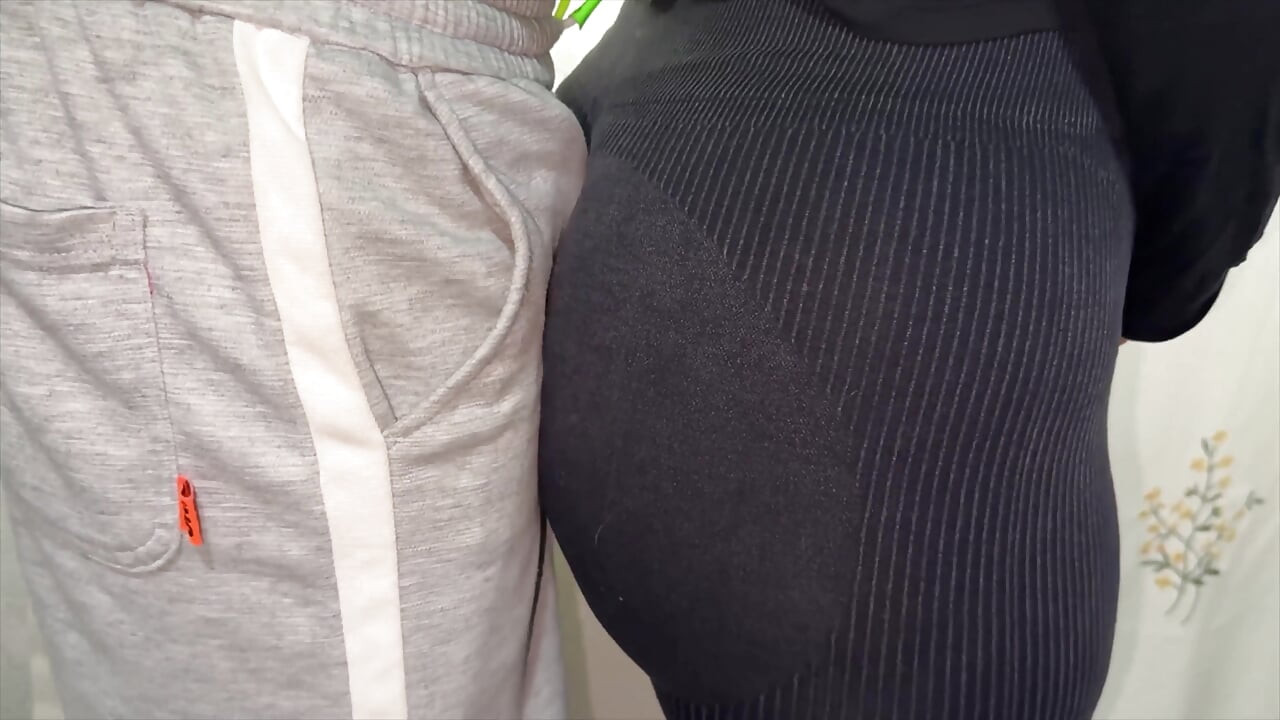 Ella Accidentalmente Toca La Verga De Un Extraño Y Se Excita Mucho