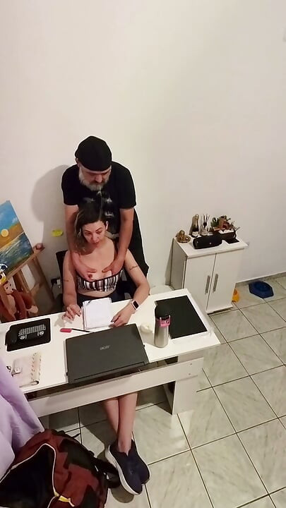 Üvey kızını boşalana kadar siker.