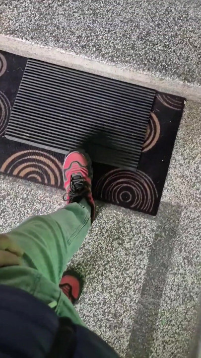 Zadivljujući trenutak iz "Debeli bugarski kurac postane tvrd u susjedstvu, a zatim svršava na ulazu u zgradu"