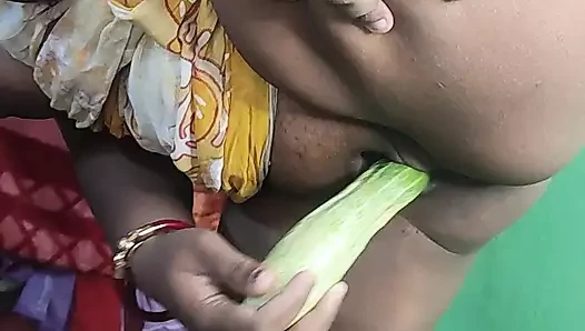 Une belle-mère desi baise avec un jouet pour jouir