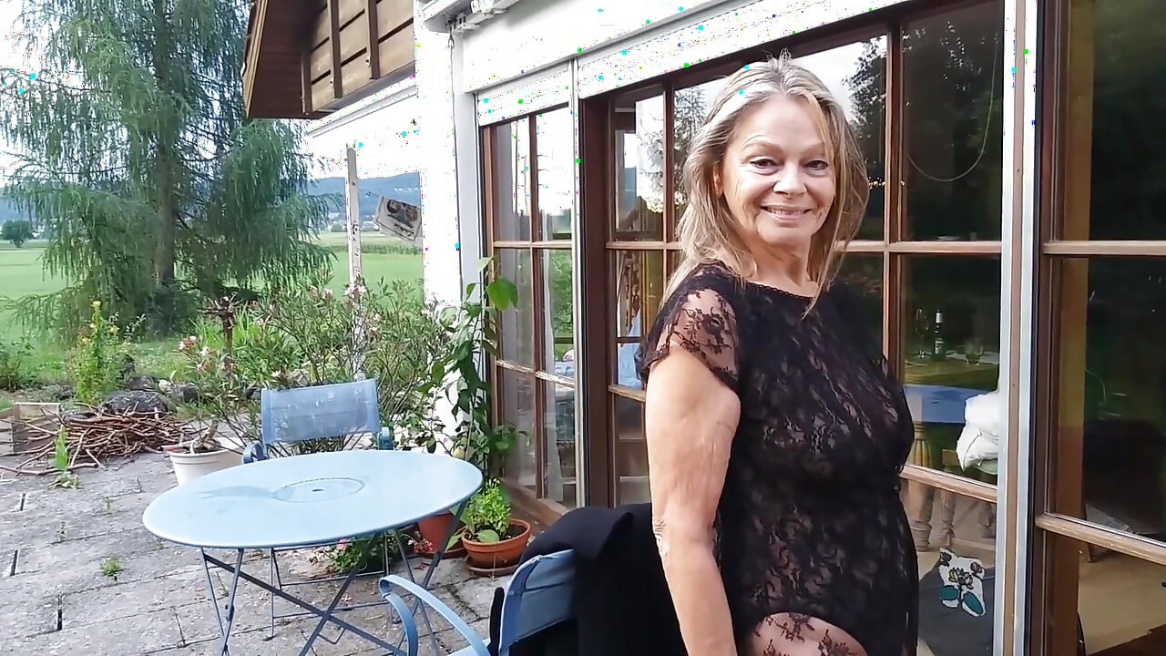 ¡mujer Madura Se Muestra Al Aire Libre Con Un Body De Encaje!