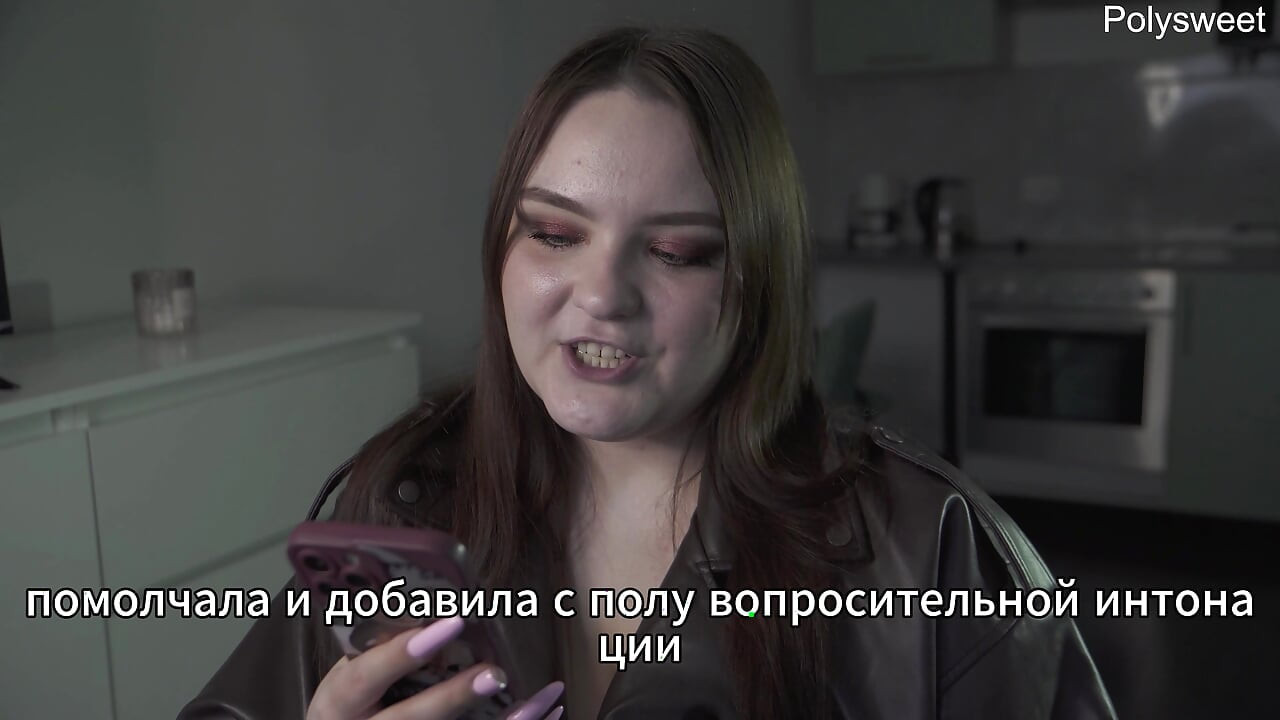 Porno hikayesi - tezgahın arkasındaki mağazada, göğüslerini hissediyor (Rus, hafif kadın egemenliği, herkesin içinde çıplak)