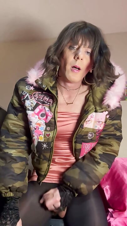 Jess Silk chevauche un gode