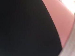 स्लट जर्मन गर्ल में चमकदार काली अपारदर्शी चड्डी