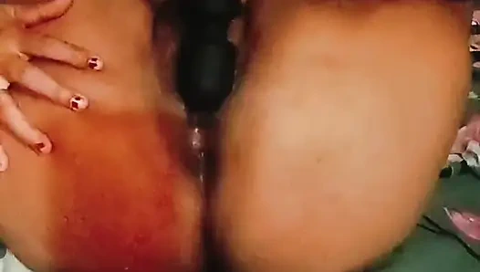 Hintli ev hanımı büyük göğüslerini kontrol ediyor