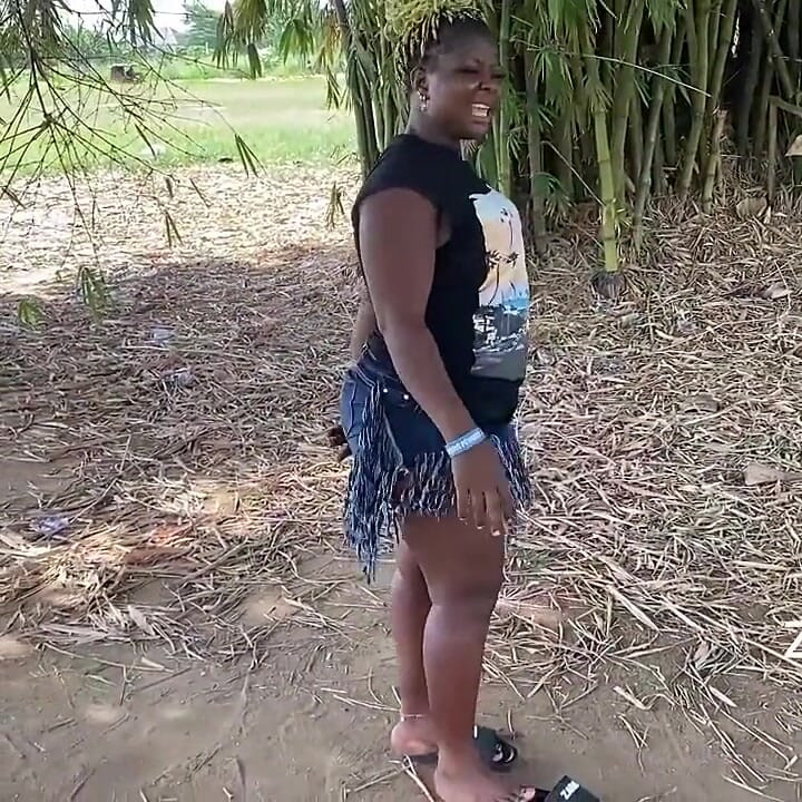 Africana Ébano Sexy Chica Negra Baila En Público Con Risas