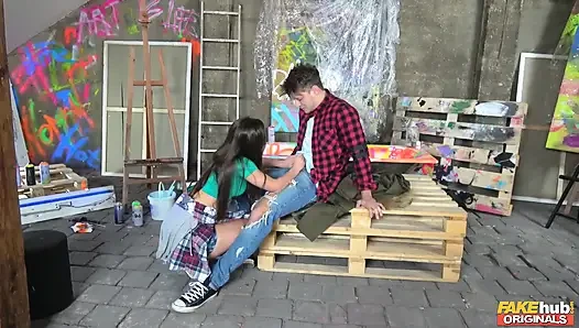 Fakehub originals, die atemberaubende kristy black lädt michael zu ihrem studio ein und lutscht seinen schwanz auf der Palette