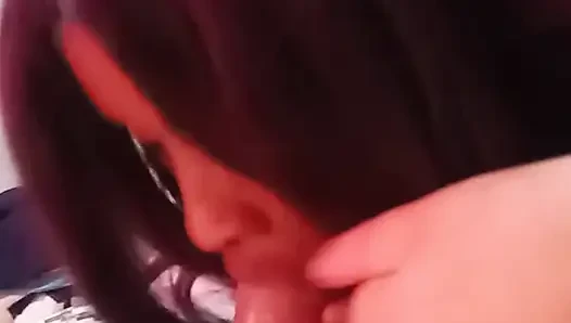 Mahasiswi 18 tahun nyepong kontol cowok kulit putih