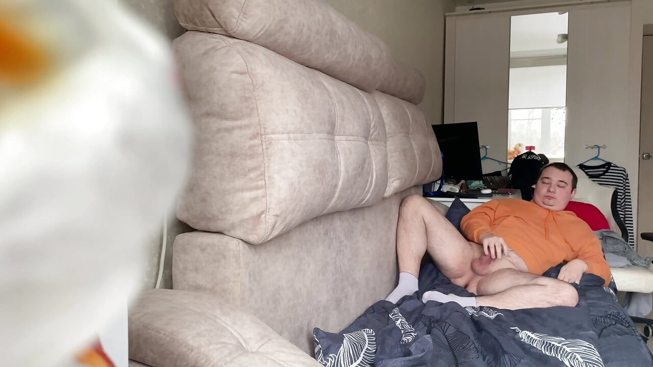 Young guy Limara19981 masturbates and enjoys orgasm