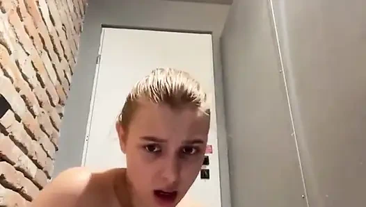 Yarağa bin ve yakın çekim mastürbasyon